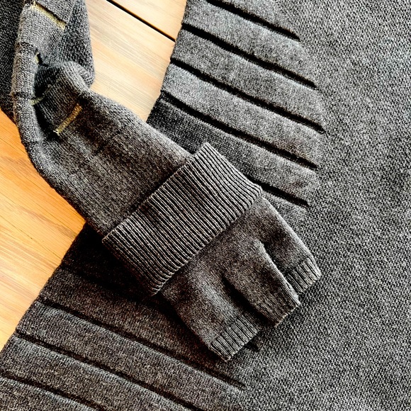 Women’s Lululemon quarter zip sweater. Charcoal SZ 10 - Picture 3 of 6